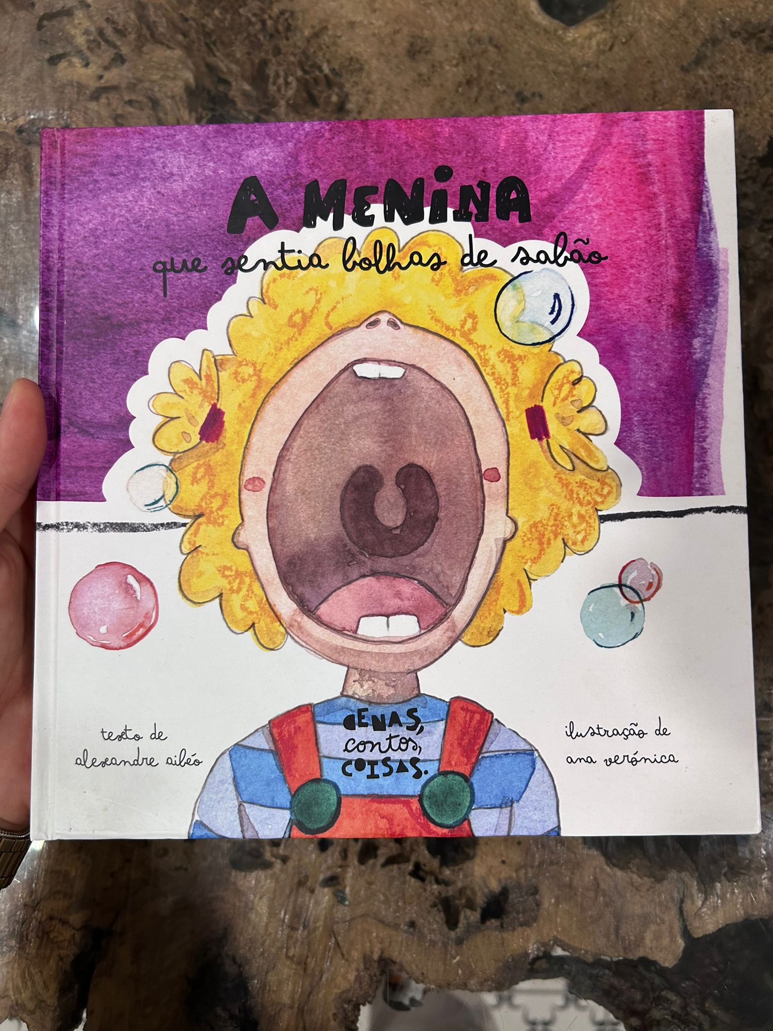 LIVRO INFANTIL "A menina que sentia bolhas de sabão"